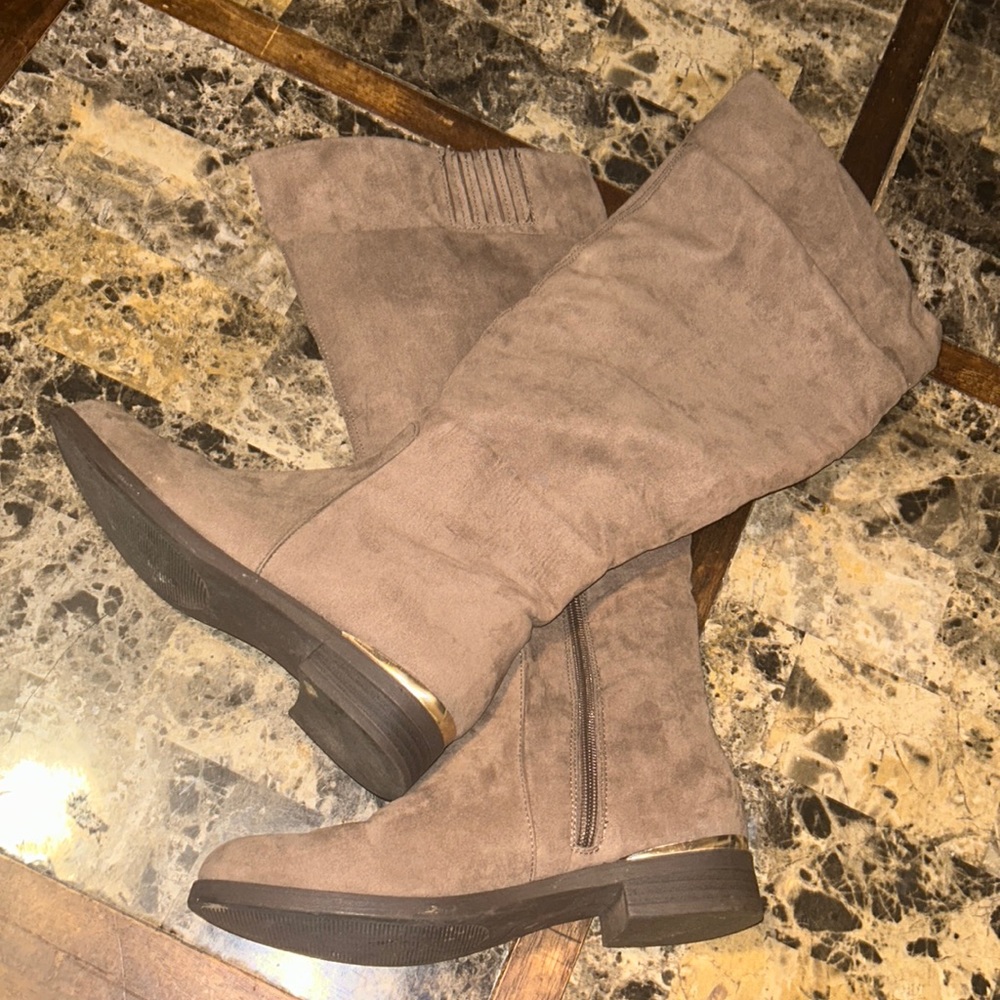Size 8 knee high boots. Tan and barely ever worn. Wore maybe once.